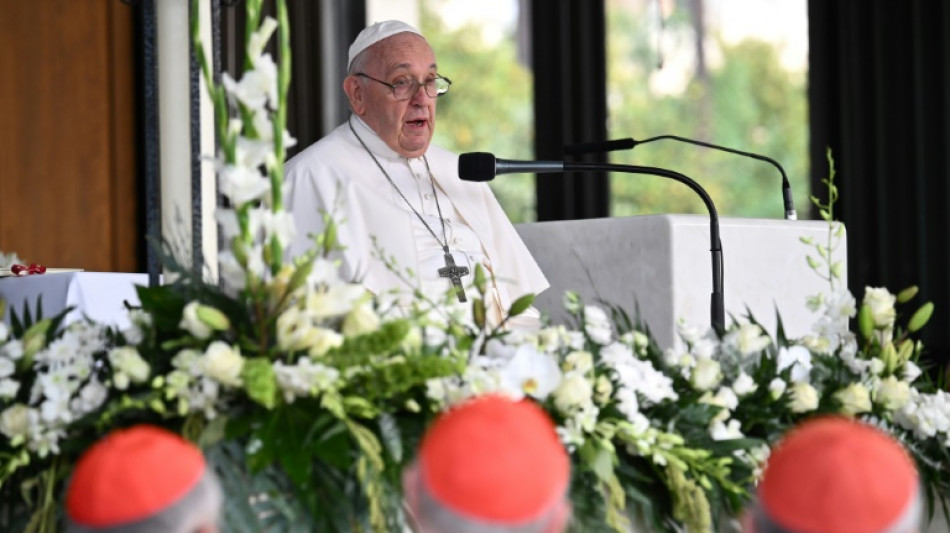 El papa visita santuario de F&aacute;tima, acogido por una multitud de fieles