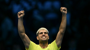 Alcaraz vence Fritz de virada e fica perto da semifinal do ATP Finals