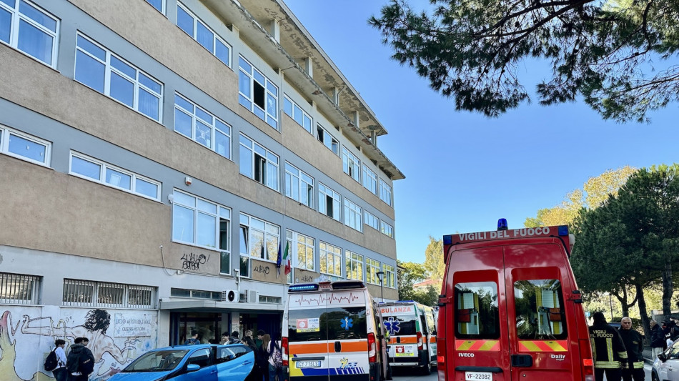 Spray urticante in scuola a Pescara, evacuato liceo