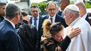 Papst Franziskus verl&auml;sst Krankenhaus und ist schon wieder zu Scherzen aufgelegt