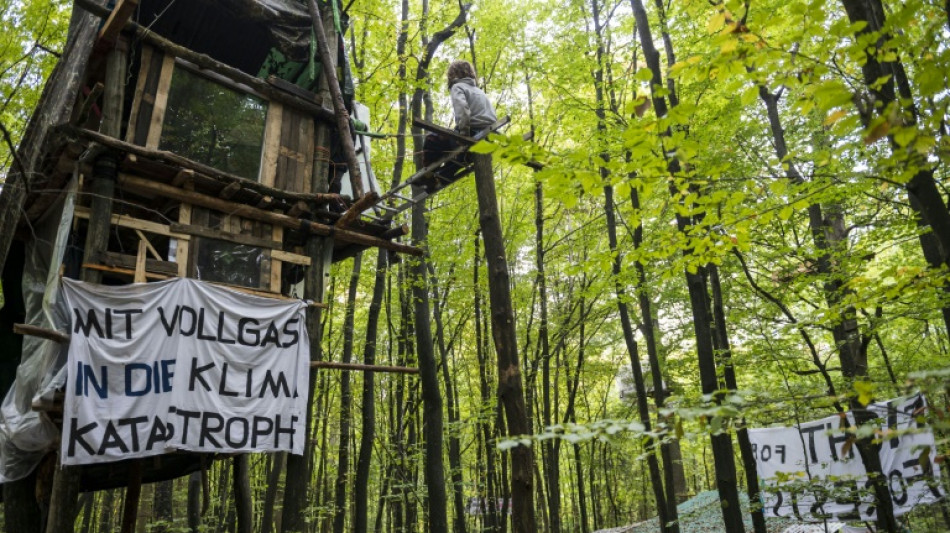 Polizei setzt R&auml;umung von besetztem Wald in Lau&szlig;nitzer Heide in Sachsen fort