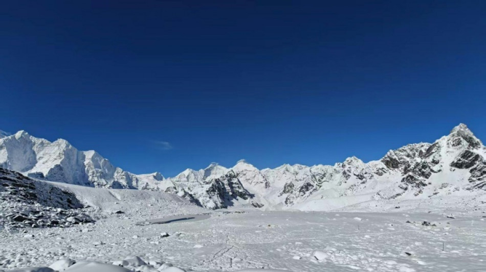 Rescatan a todos los excursionistas atrapados a los pies del Everest, según medios