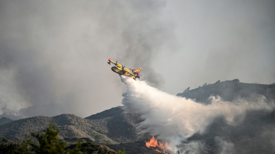Nueva ola de calor en Grecia, donde contin&uacute;an los incendios