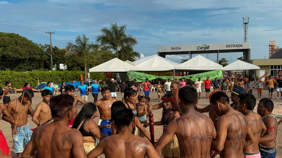 Ind&iacute;genas protestam contra explora&ccedil;&atilde;o de rios amaz&ocirc;nicos para exporta&ccedil;&atilde;o de gr&atilde;os