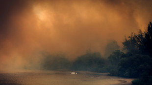 Vecinos de un pueblo evacuado por un incendio en Espa&ntilde;a vuelven con incertidumbre a sus casas