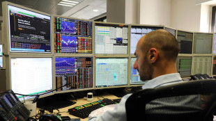 Borsa: Milano gira a +0,24% con le banche, gi&ugrave; Tim e Pirelli