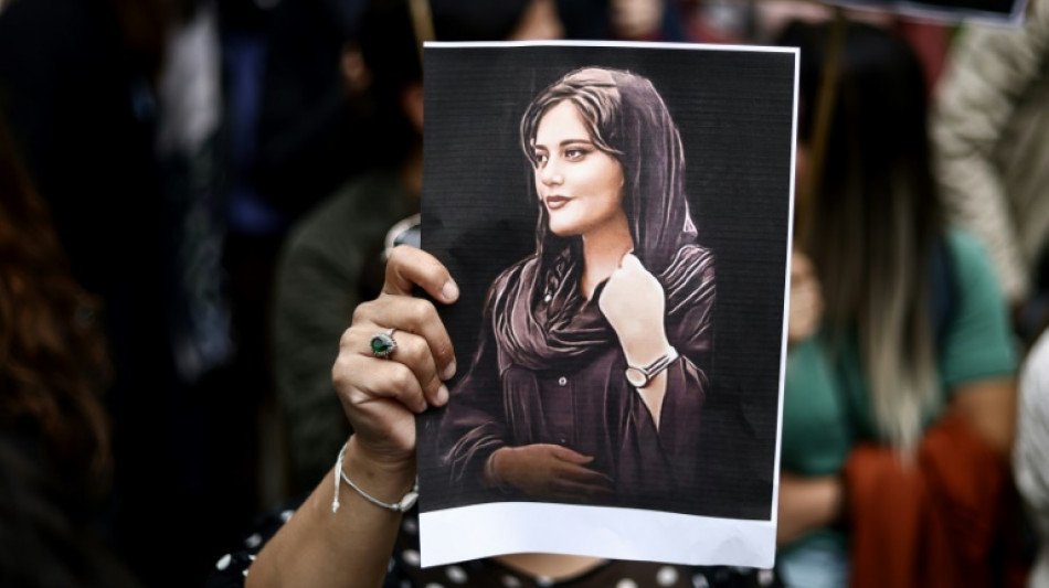 Manifestantes se congregan frente a tumba de Mahsa Amini en Ir&aacute;n pese a amenazas
