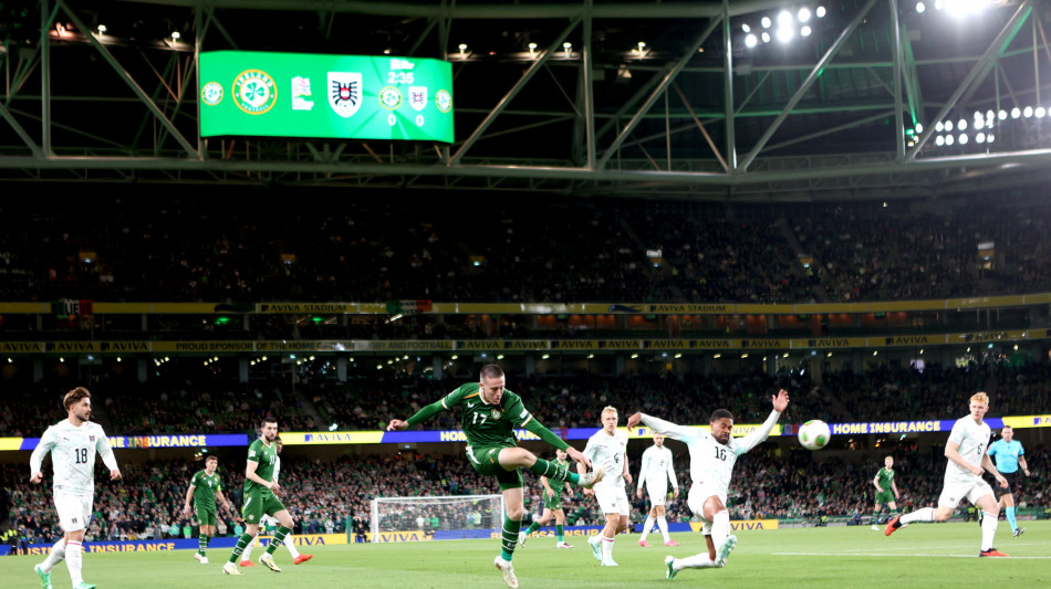 Nations League: Irlanda-Israele, continuano proteste tifosi,palline da tennis in campo
