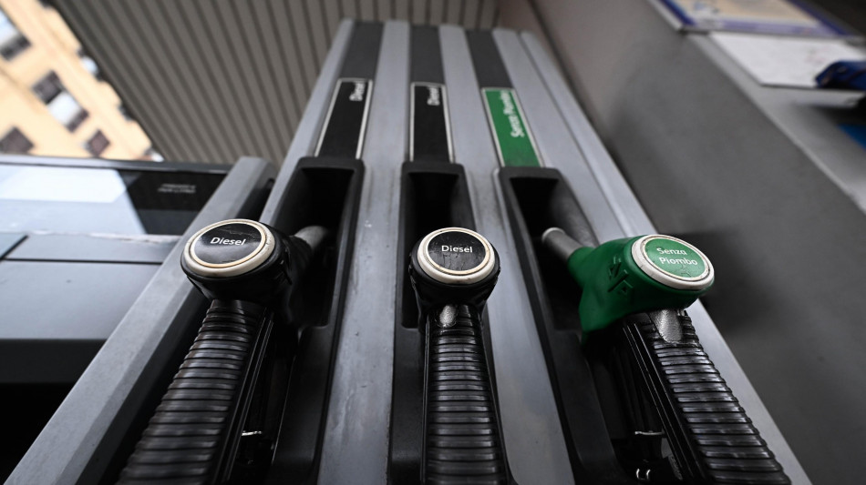 Prezzo petrolio in calo, Wti scambiato a 104,44 dollari