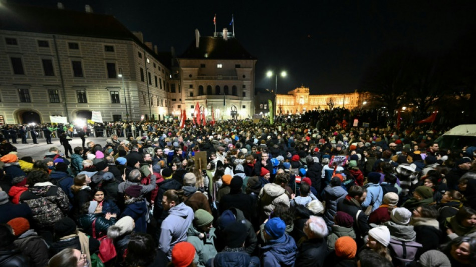 Dezenas de milhares se manifestam contra extrema direita na &Aacute;ustria