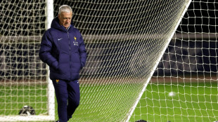 Equipe de France: Deschamps ballotté mais toujours debout