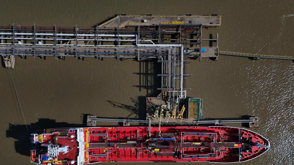 Il petrolio chiude in calo a New York a 99,90 dollari