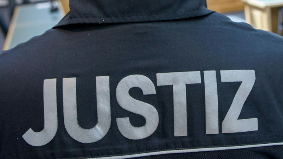 Foto von hilflosem H&auml;ftling und Waffenbesitz: Gericht entfernt Justizbeamten aus Dienst