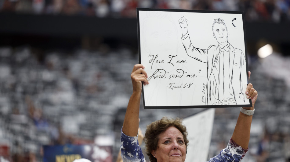 Ovazione per Trump ai funerali di Kirk, 'Usa, Usa'