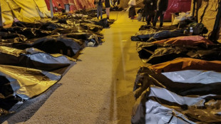 Turquie: à Antakya, des centaines de corps déposés sur un parking