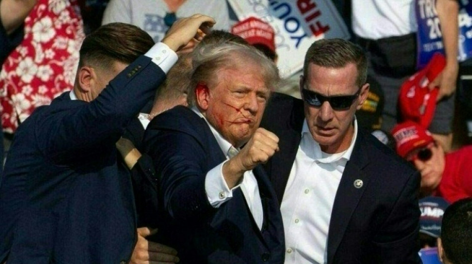 Donald Trump fica ferido em tentativa de assassinato durante com&iacute;cio