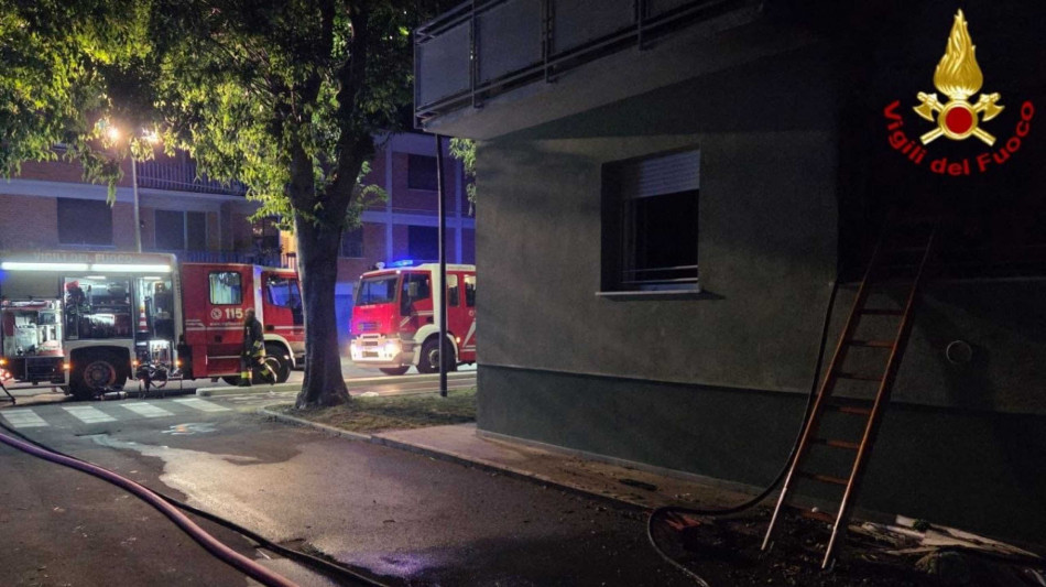 Incendio a Lucca, 2 morti e 13 feriti in un palazzo