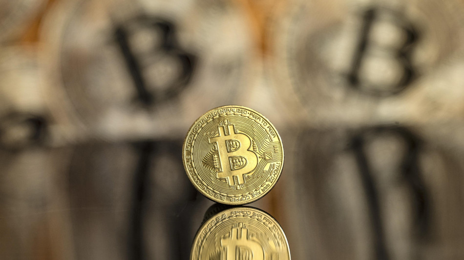 Bitcoin sotto 90mila dollari per la prima volta in 7 mesi