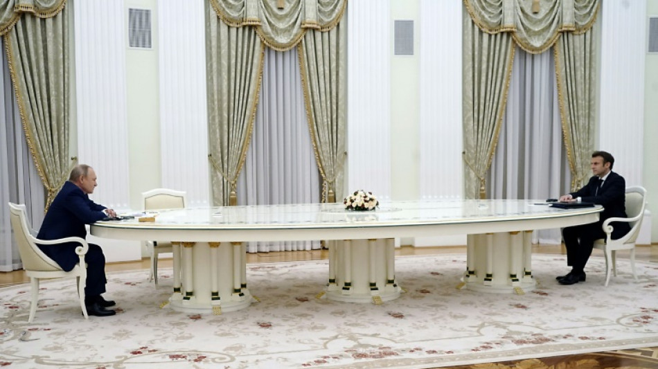 La table immense &agrave; 100.000 euros qui a vol&eacute; la vedette &agrave; Poutine et Macron  