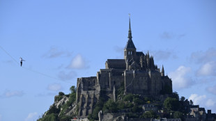 Franz&ouml;sischer Hochseilk&uuml;nstler legt 2200 Meter am Mont-Saint-Michel zur&uuml;ck