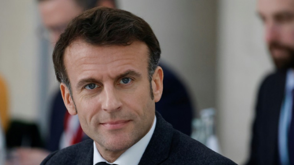 Retraites: Macron s'en prend aux oppositions, Le Pen d&eacute;pose une motion de censure