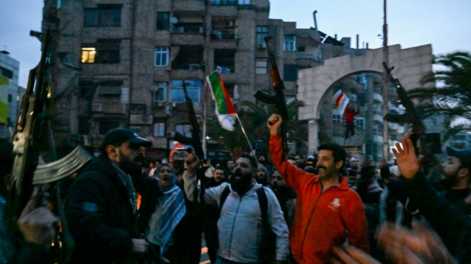 S&iacute;rios comemoram a queda do governo de Bashar al Assad, que fugiu para a R&uacute;ssia