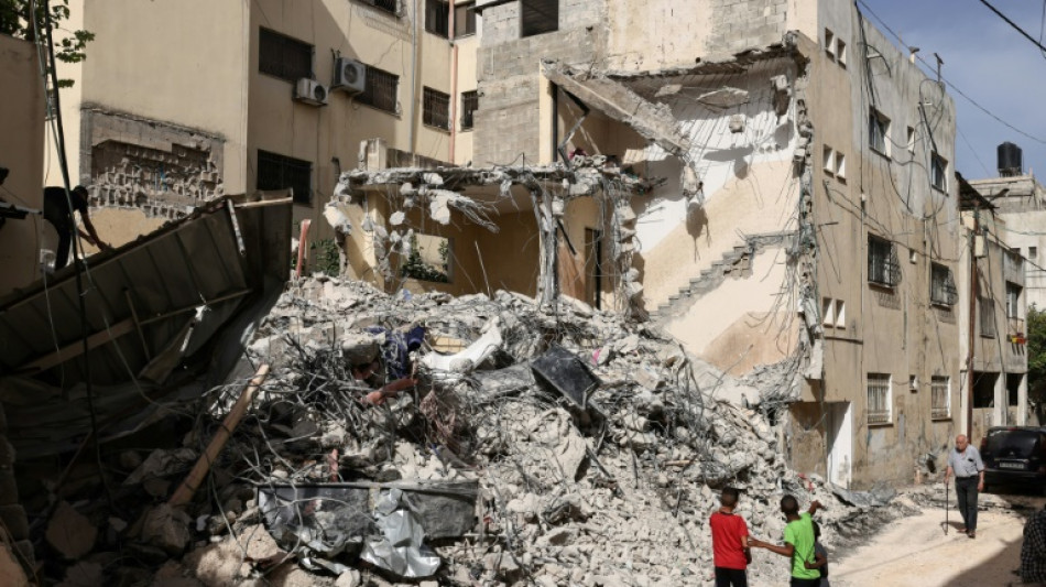 Palestinos avaliam danos e choram os mortos em opera&ccedil;&atilde;o israelense na Cisjord&acirc;nia