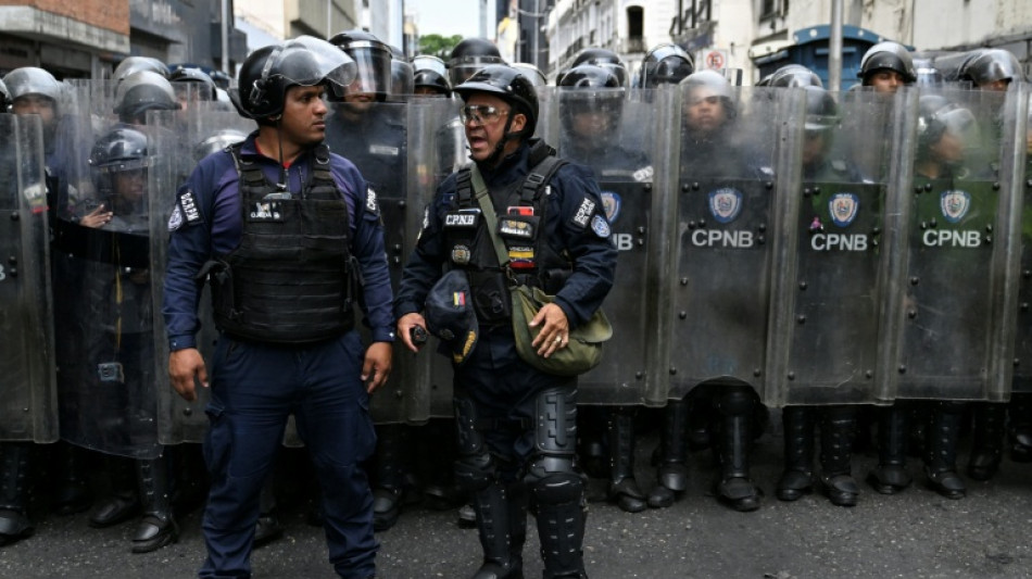 "Liberen el salario", reclaman un aumento salarial en Venezuela bajo fuerte vigilancia policial