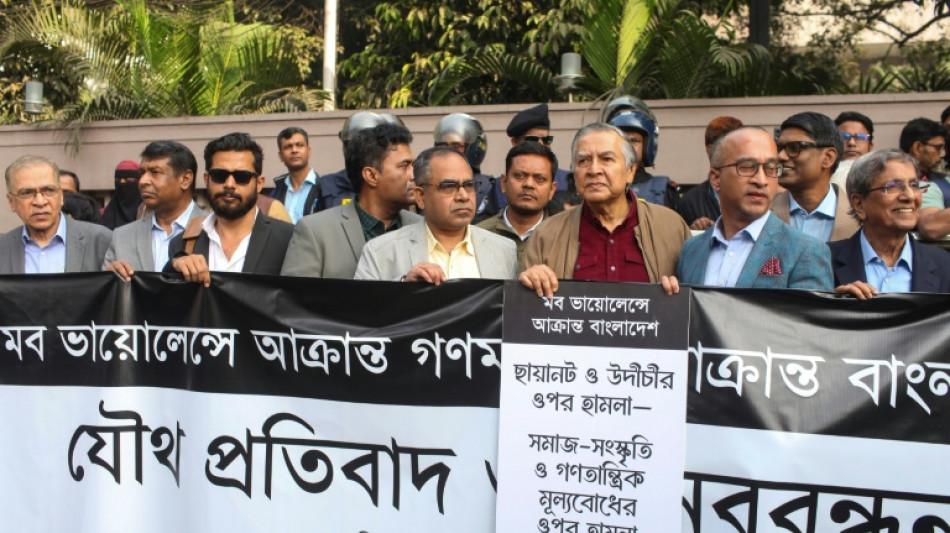 Bangladesh: des journalistes protestent contre les attaques &agrave; l'encontre de deux journaux par des &eacute;meutiers