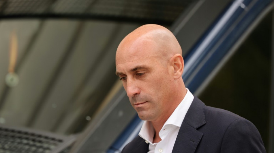 Juiz pro&iacute;be Rubiales de se aproximar de Hermoso; crise no futebol espanhol se agrava