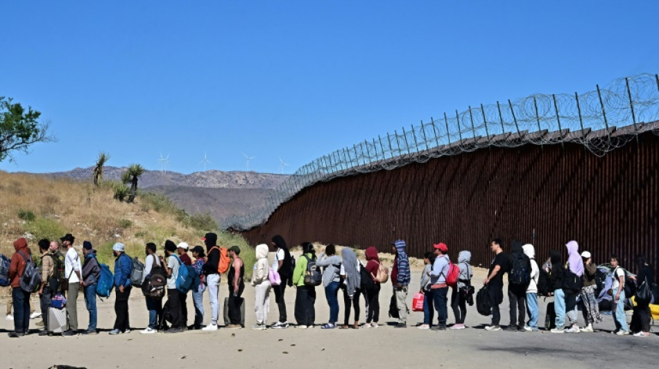 Migrantes continuam cruzando fronteira dos EUA, apesar das novas restri&ccedil;&otilde;es de Biden