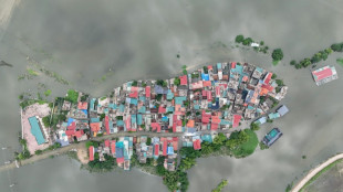 Vietnam: la banlieue de Hanoï toujours submergée par les eaux