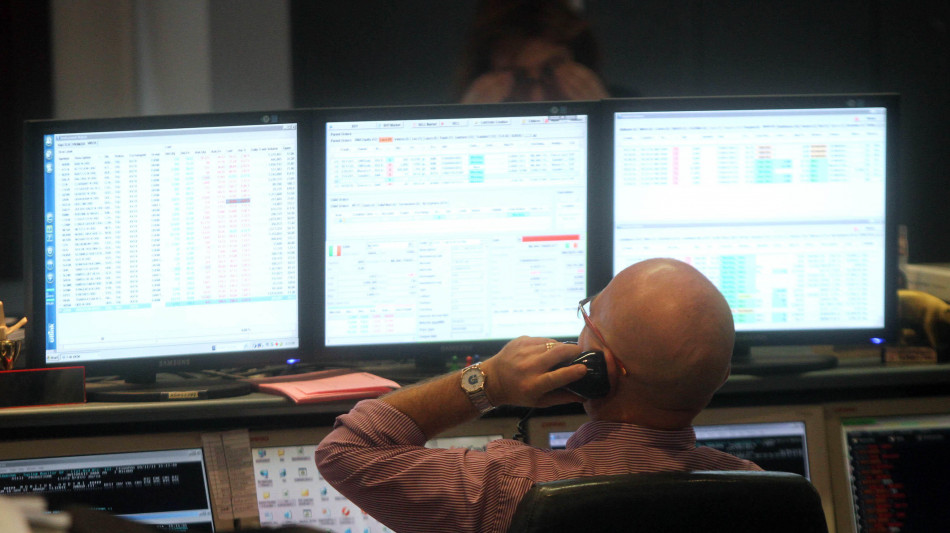 Borsa: Milano tiene, gi&ugrave; Stellantis, brilla Tim