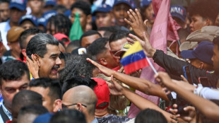 Maduro marcha com estudantes ap&oacute;s nomear equipe de campanha na Venezuela