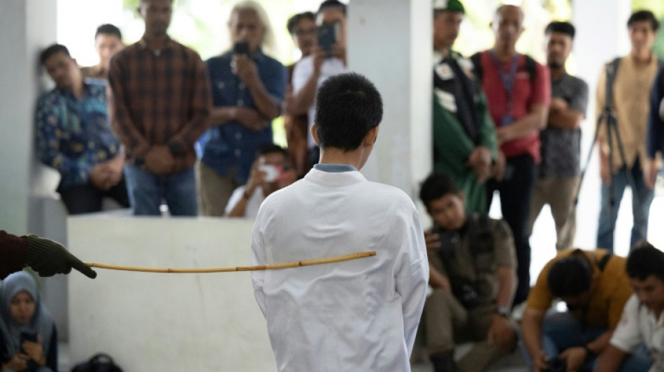 Dos hombres azotados en p&uacute;blico en Indonesia por una relaci&oacute;n homosexual