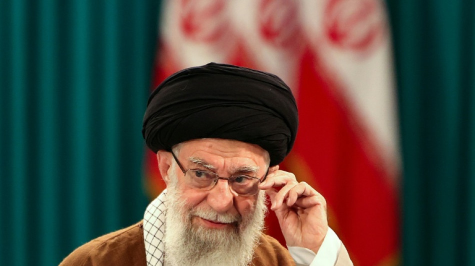 Le centre de T&eacute;h&eacute;ran noir de monde pour la procession fun&egrave;bre de Khamenei