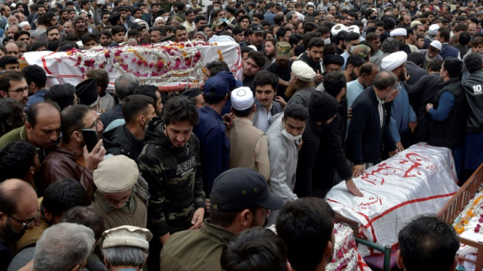Sube a 62 el balance de muertos por el atentado contra una mezquita en Pakist&aacute;n