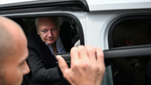 Julian Assange chega &agrave; Austr&aacute;lia depois de recuperar a liberdade
