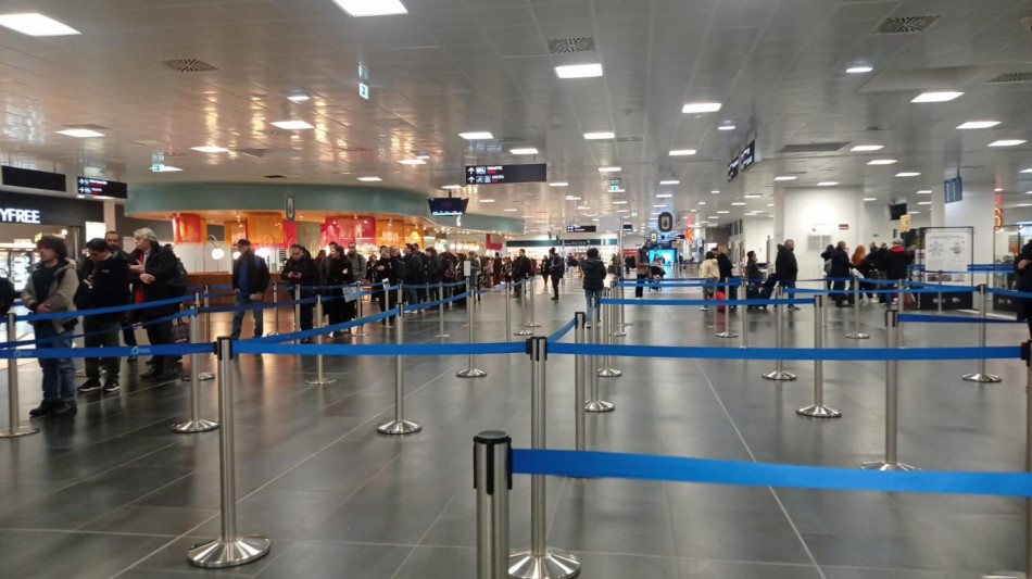 Codacons, prezzi voli Natale +900% rispetto tariffe normali