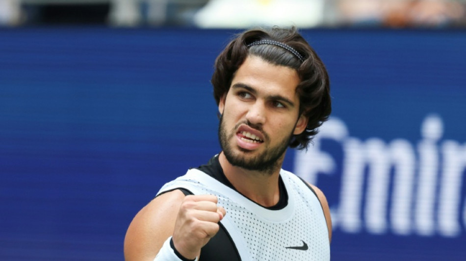 Alcaraz barre a Tommy Paul y asalta los cuartos del Abierto de EEUU