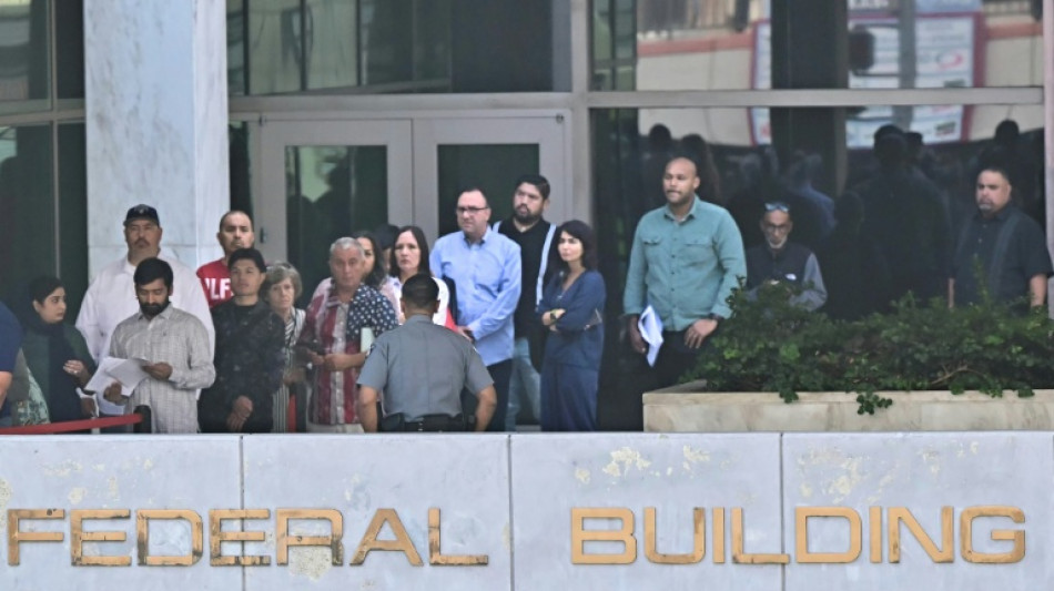 Gobierno de EEUU cierra parcialmente sus puertas y la Casa Blanca amenaza con despidos