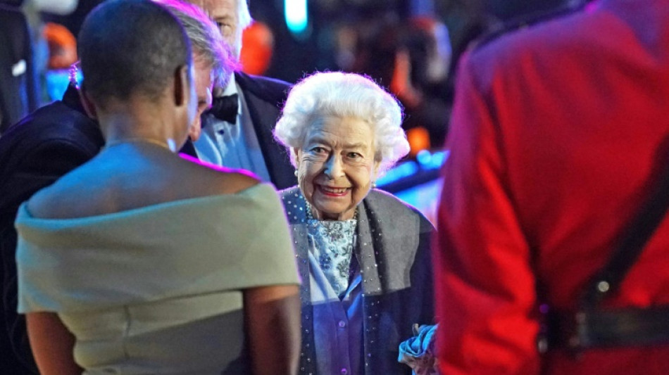 La reine Elizabeth II acclam&eacute;e au premier &eacute;v&eacute;nement majeur de son jubil&eacute;