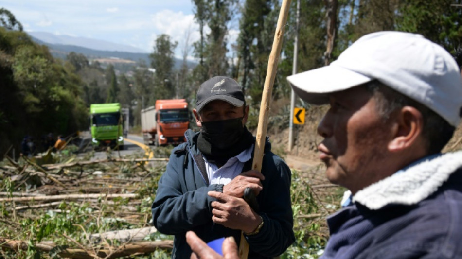 Indígenas de Ecuador cierran vías en protesta por el alza del diésel