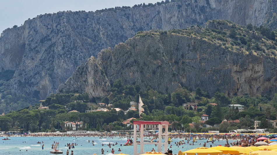 Fino a 700 euro al giorno per stare al mare con l'ombrellone