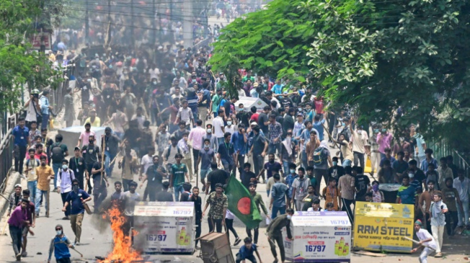 Bangladesch: Studenten setzen nach Zusammenst&ouml;&szlig;en mit Polizei TV-Sender in Brand