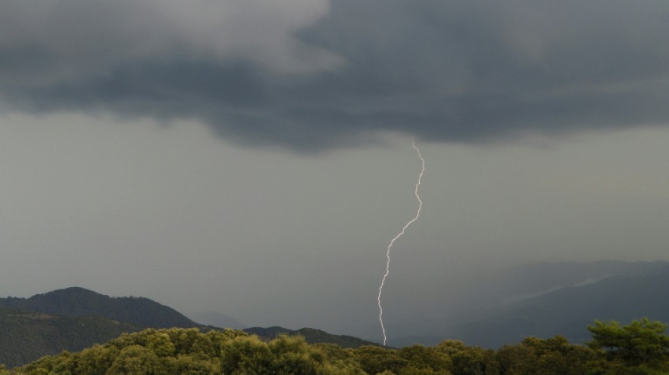 F&uuml;nf Tote bei Gewittern auf Korsika - Regen hilft aber der Feuerwehr in Spanien