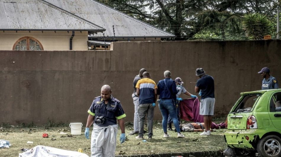 Suben a diez los muertos en explosi&oacute;n de un cami&oacute;n cisterna en Sud&aacute;frica