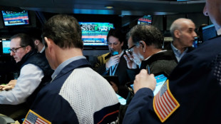 Wall Street ouvre, divis&eacute;e, une s&eacute;ance charg&eacute;e en r&eacute;sultats