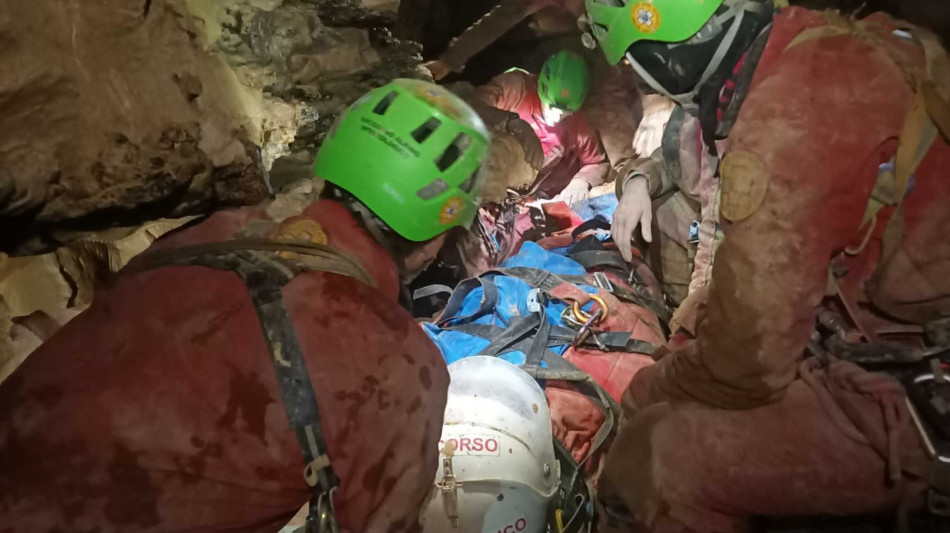 Speleologa bloccata: barella affronta il tratto pi&ugrave; stretto