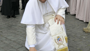In piazza S.Pietro, il Papa prega davanti alla targa dell'attentato a Wojtyla